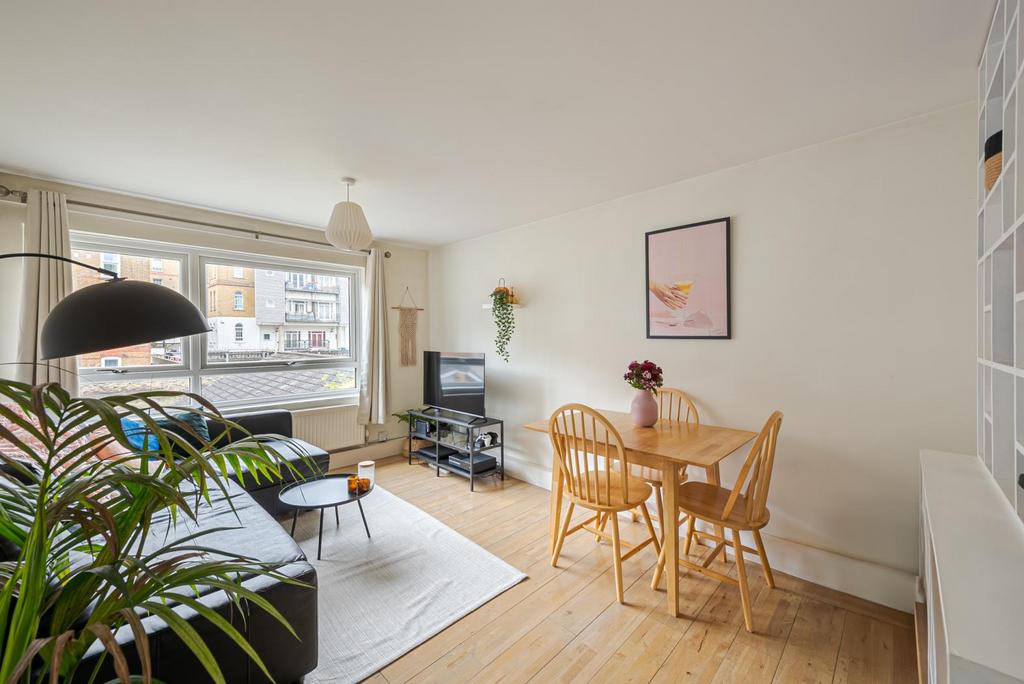 Nantes Close, London SW18 1 bed flat for sale £417,000