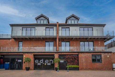 2 bedroom flat to rent, Eden Avenue, Chigwell, IG7