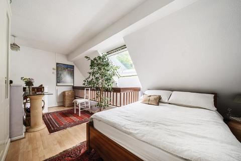 1 bedroom flat for sale, Woking,  Surrey,  GU22