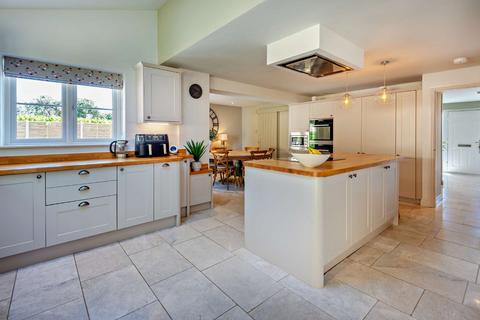 4 bedroom detached house for sale, Lordsfield Gardens, Overton, Basingstoke, Hampshire