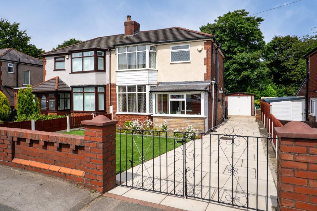 Salford Road, Bolton, Lancashire, BL5 2 bed semidetached house for