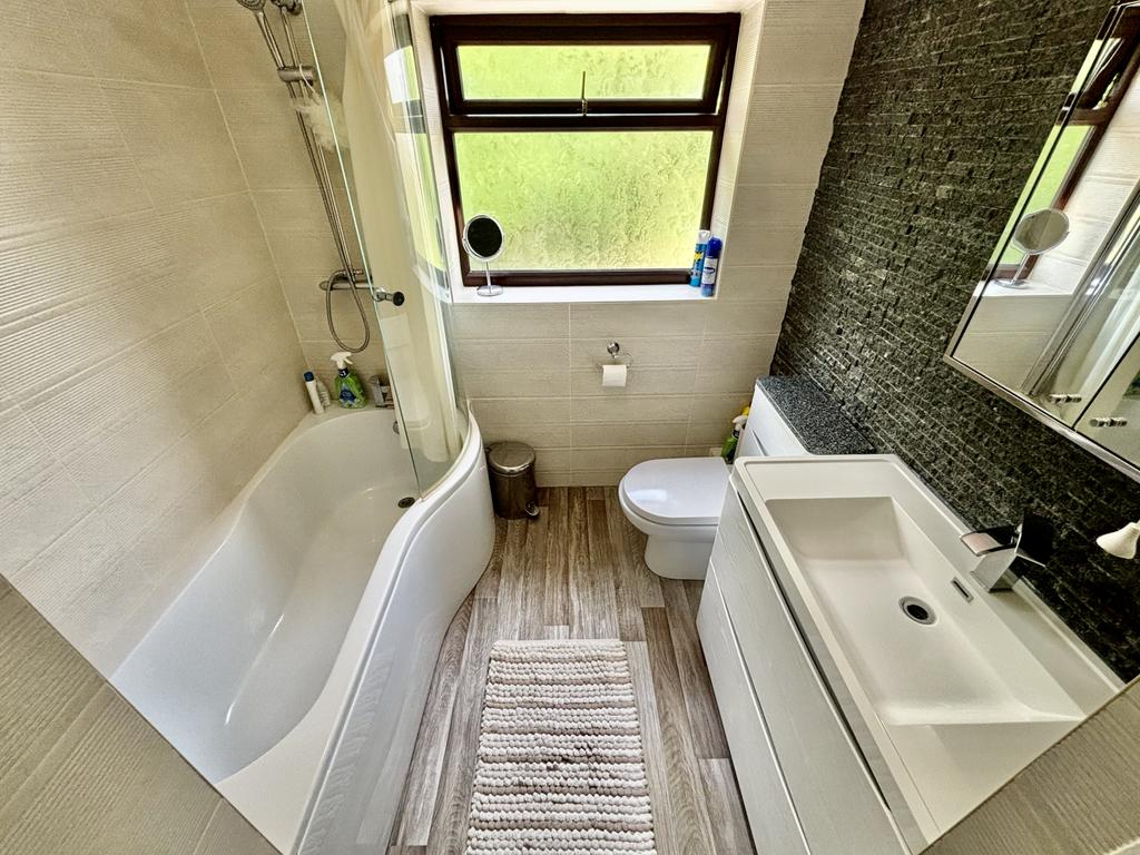 Modern Re-Fitted Family Bathroom