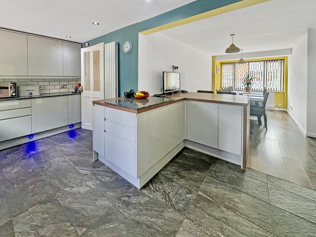 Modern Re-Fitted Kitchen