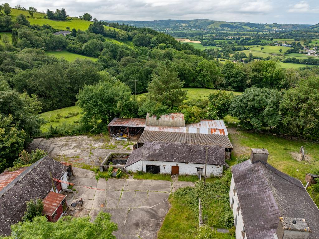 Former carthouse and stables