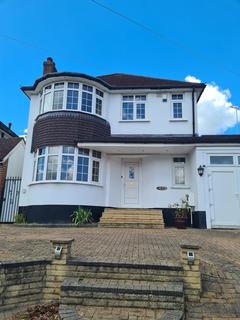 4 bedroom detached house to rent, Courtlands Drive, Watford WD17