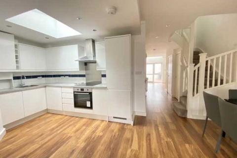 2 bedroom end of terrace house to rent, St Andrews Road, Acton