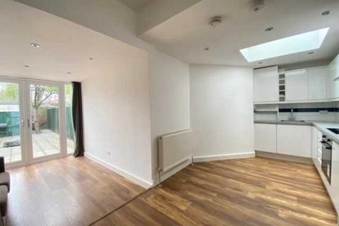 2 bedroom end of terrace house to rent, St Andrews Road, Acton