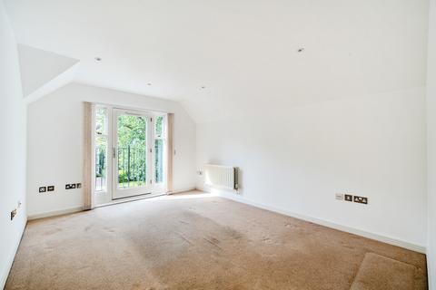 2 bedroom flat for sale, Old Woking Road, West Byfleet, KT14