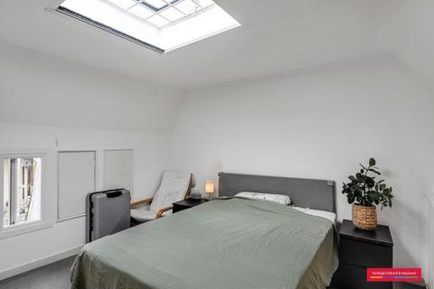 1 bedroom townhouse to rent, Royal Crescent Mews London W11