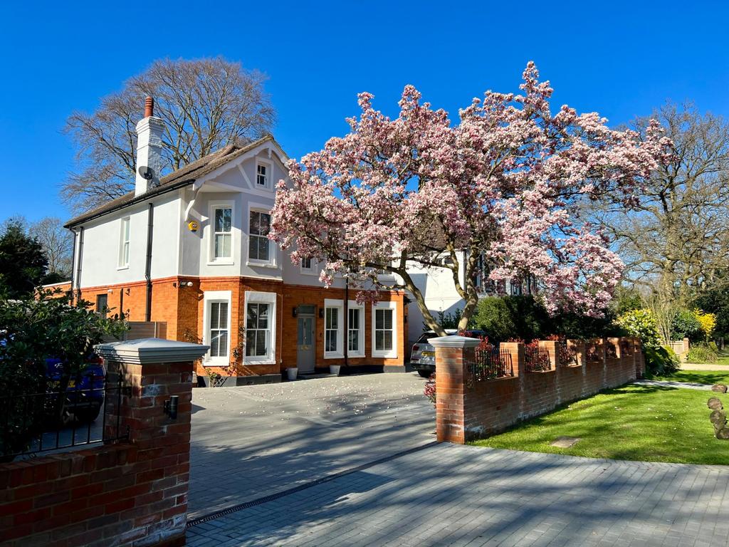 Dartnell Park Road, West Byfleet, KT14 5 bed detached house for sale