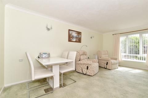 1 bedroom flat for sale, Chesterton Court, Manorfields, Horsham, West Sussex