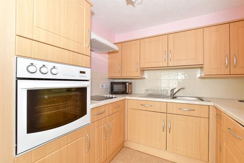 1 bedroom flat for sale, Chesterton Court, Manorfields, Horsham, West Sussex