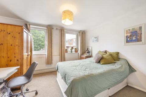 3 bedroom flat for sale, Kemps Drive, London