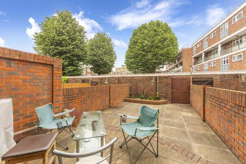 3 bedroom flat for sale, Kemps Drive, London