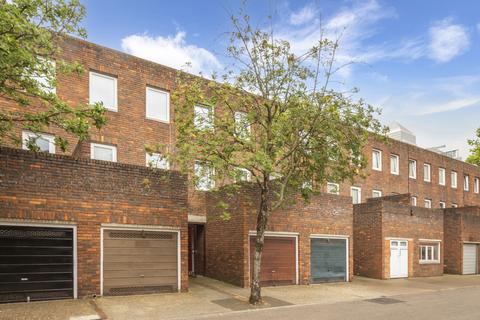 3 bedroom flat for sale, Kemps Drive, London