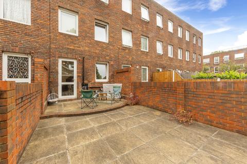 3 bedroom flat for sale, Kemps Drive, London