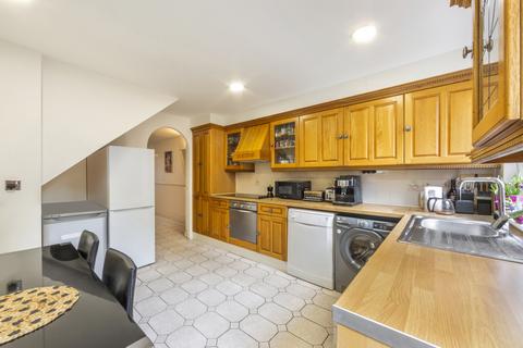 3 bedroom flat for sale, Kemps Drive, London