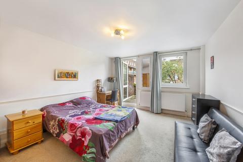 14 Kemps Drive, London, E14 8HY