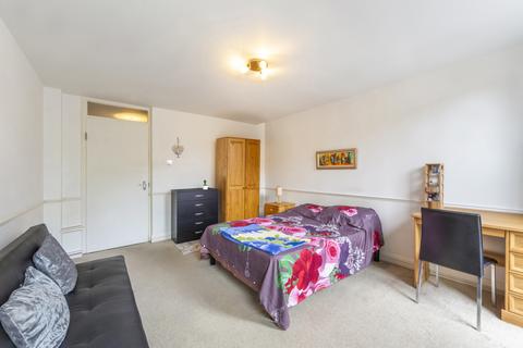 14 Kemps Drive, London, E14 8HY