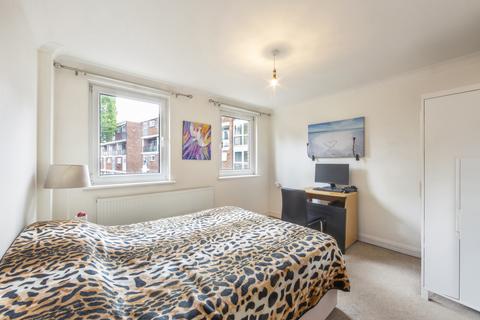 14 Kemps Drive, London, E14 8HY