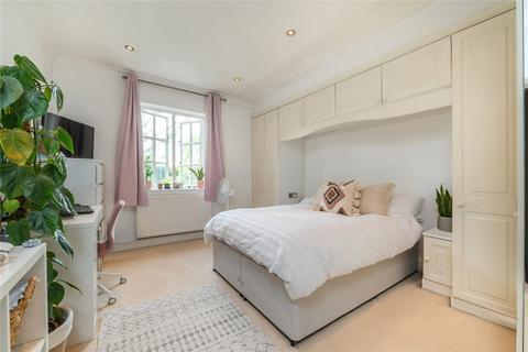 3 bedroom flat to rent, Chartfield Avenue, London