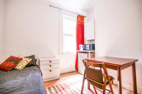 5 bedroom flat to rent, Chiswick High Road, Chiswick, London, W4