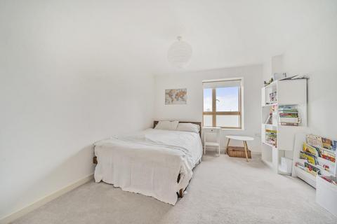 2 bedroom flat for sale, Clock View Crescent, Holloway