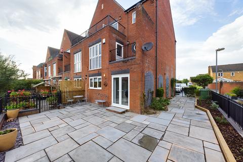 3 bedroom end of terrace house to rent, Peacock Mews, Kidderminster, DY10 2LE