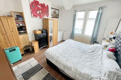 3 bedroom flat for sale, Marshall Wallis Road, Laygate, South Shields, Tyne and Wear, NE33 5PR