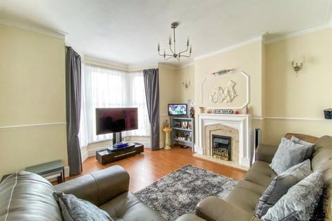 5 bedroom terraced house to rent, Wanstead Park Road, Ilford IG1