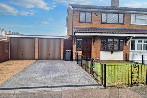 3 bedroom semi-detached house to rent, Roseway, Leicester LE4