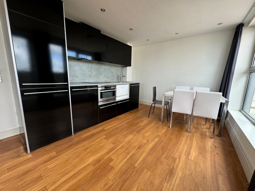 Apartment in Nottinghamshire - View 3