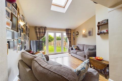 107 Dinglewell, Hucclecote, Gloucester, GL3 3HT