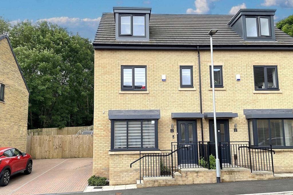 Freeman Drive Rastrick Shears Drive Rastrick, Brighouse HD6 3 bed semi-detached house - £270,000