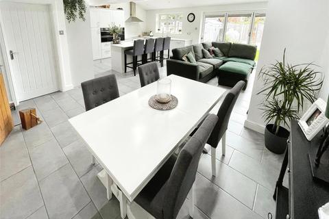 18 Thorncroft, Hornchurch, RM11 1EU