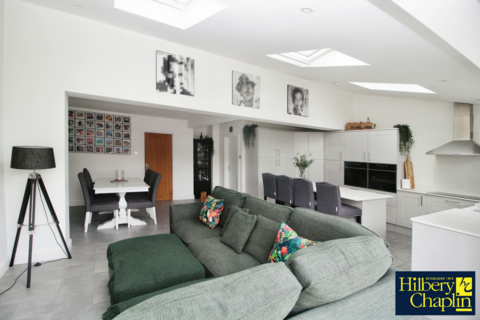 18 Thorncroft, Hornchurch, RM11 1EU