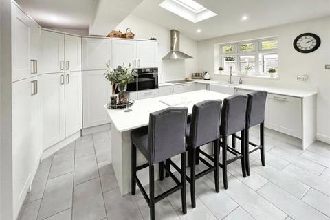 18 Thorncroft, Hornchurch, RM11 1EU