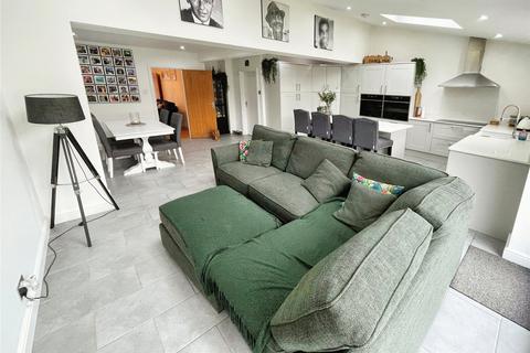 18 Thorncroft, Hornchurch, RM11 1EU