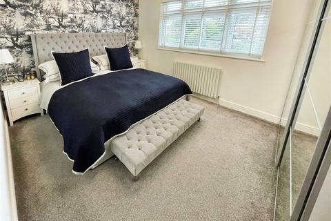 18 Thorncroft, Hornchurch, RM11 1EU
