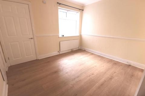 3 bedroom flat to rent, Howdene, Newcastle upon Tyne, NE15