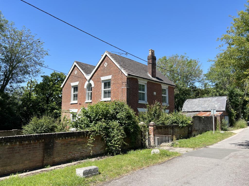 Detached cottage with separate garage to rear