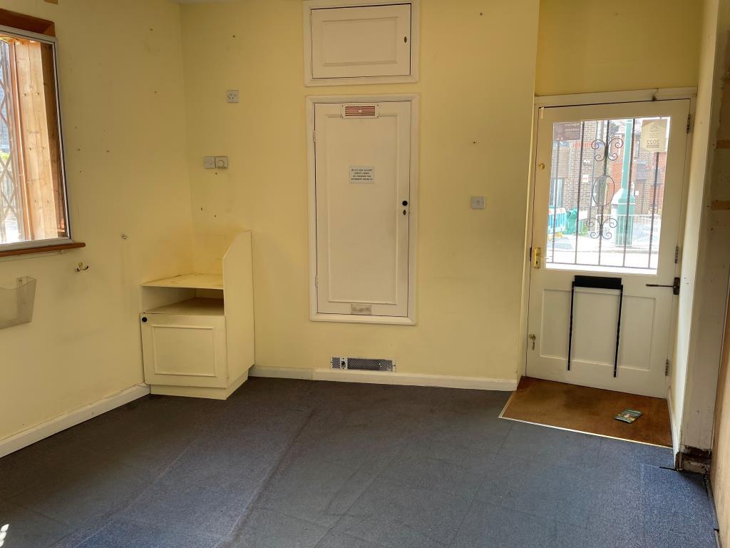 Front grond floor retail unit with access