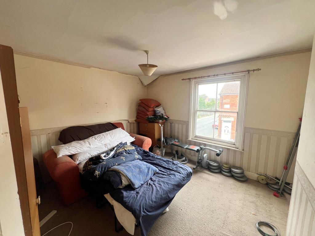 Front bedroom with sash window