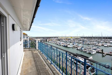 3 bedroom apartment to rent, Collingwood Court, The Strand