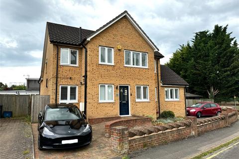 5 bedroom detached house to rent, Church Walk, Brighton Road, Horley, Surrey, RH6