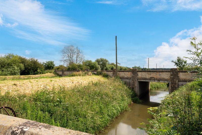 Nearby land/waterway
