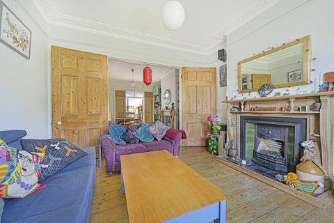 2 bedroom ground floor flat for sale, Alexandra Road, London N8