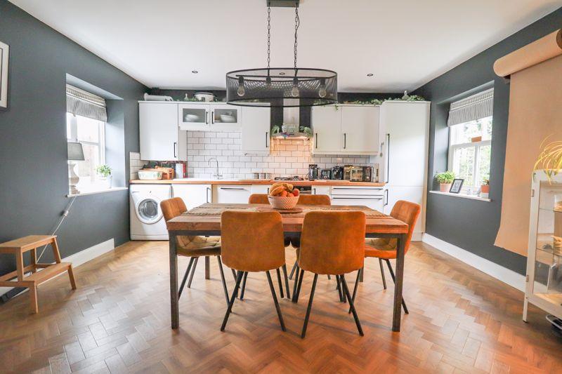 Kitchen/ Dining Room