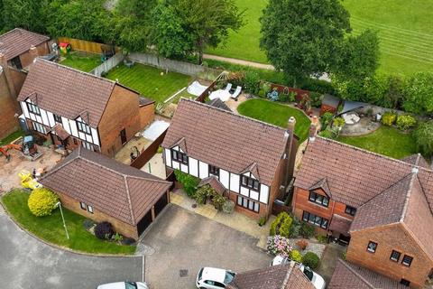 4 bedroom detached house for sale, Todd Close, Holmer Green HP15