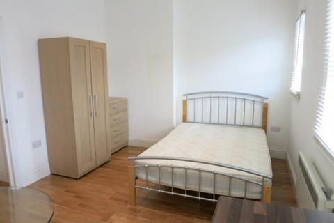 Studio to rent, Holloway Road, London N7